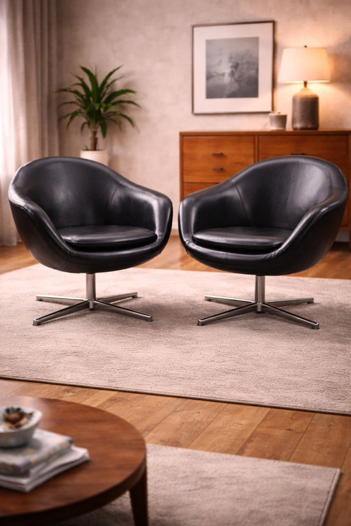 Paire de fauteuils pivotants vintage en similicuir noir avec piètement chromé, datant des années 1980-1990 et en bon état.