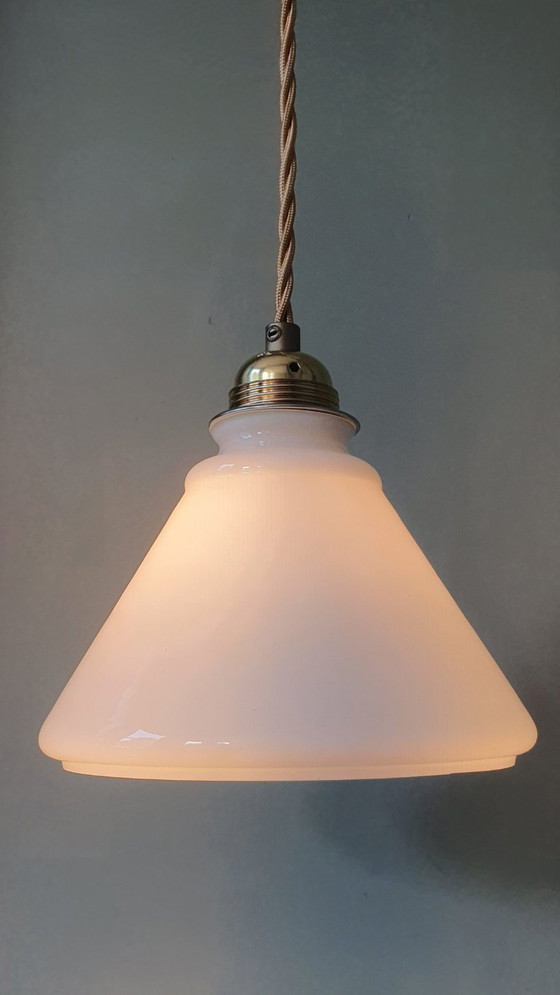 Image 1 of Lampada a sospensione vintage in vetro opalino bianco a forma di imbuto decorativo