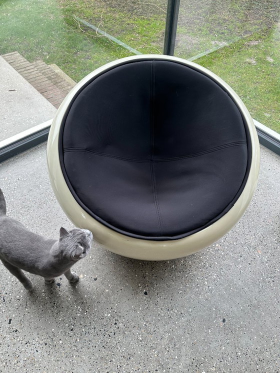 Image 1 of Round Vintage Fiberglass Lounge Chair. Egg-achtig. 1970s, Space Age Design, Black&White.