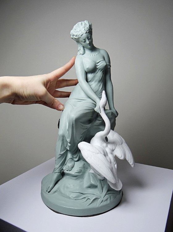 Image 1 of Biscotto bicolore di Letu & Mauger, Leda e il cigno, XIX secolo, celadon e bianco