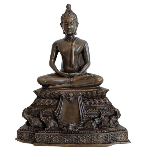 Boeddha in meditatie op olifantenvoetstuk – kavel 143
