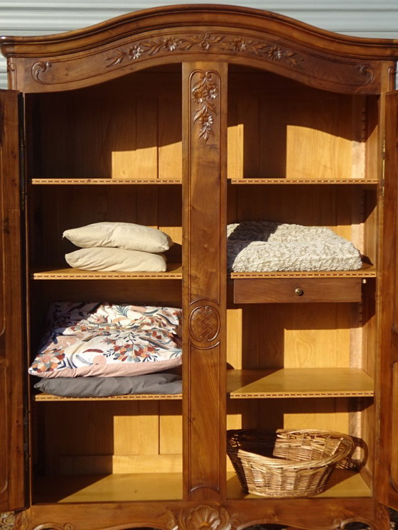 Image 1 of Armadio in noce massello in stile Luigi XV