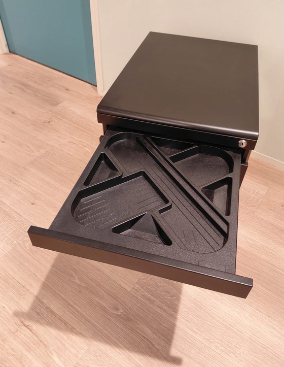 Image 1 of Scrivania in faggio, sedia in pelle con ruote e base a rulli