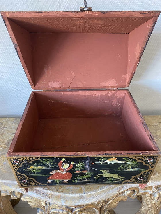 Image 1 of Coffre ancien peint à la main
