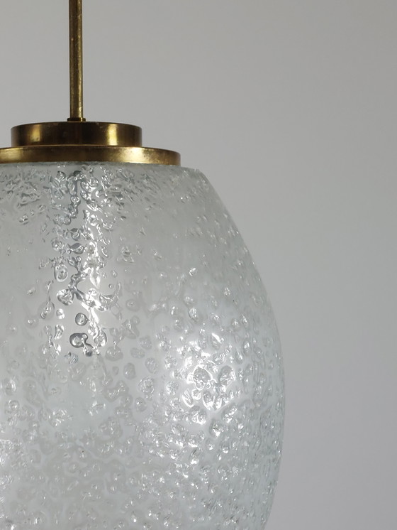 Image 1 of Lampada a sospensione vintage in vetro ghiacciato di metà secolo Doria in ottone