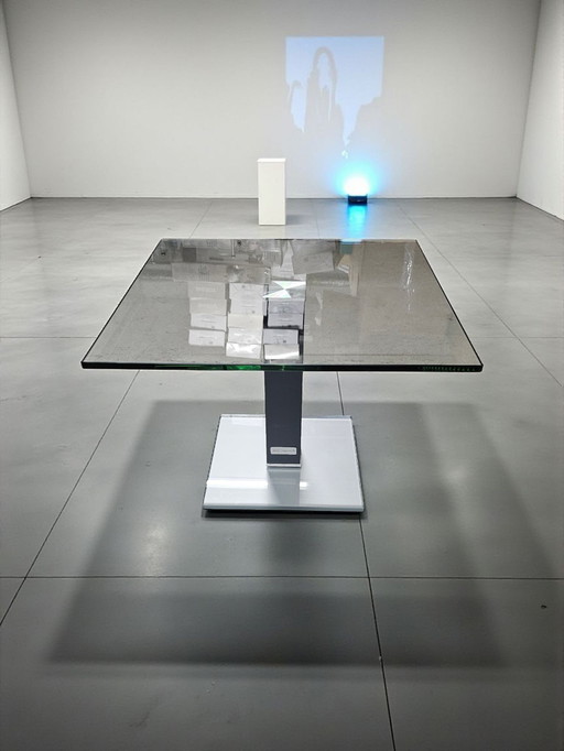 Tavolo di design in metallo e vetro, tavolino laterale, tavolino da caffè in vetro di valore, tavolino da divano