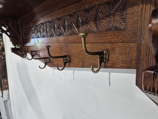 Perchero de pared Art Déco de roble con adornos de ardillas.