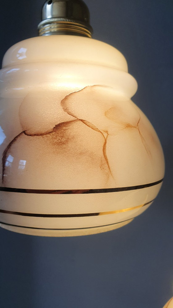 Image 1 of vintage gemarmerde opaline hanglampen met gouden decoratie