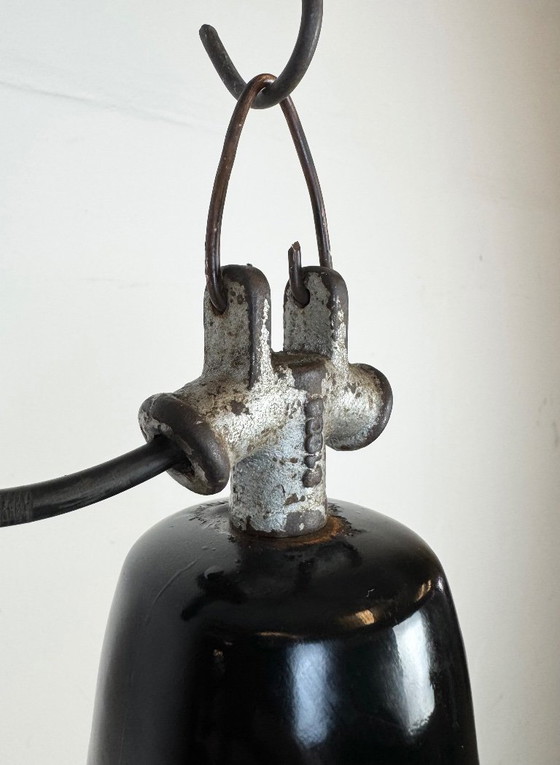 Image 1 of Industriële zwarte geëmailleerde fabriekslamp met gietijzeren bovenkant, jaren 50