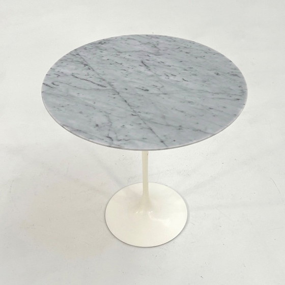 Mesa auxiliar Tulip de Mármol de Eero Saarinen para Knoll, años 70 – Mesas auxiliares, Marble, Aluminium (photo 2 of 10)