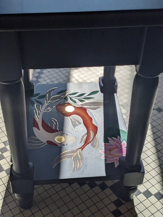 Image 1 of Mesita de noche antigua restaurada, acabado mate azul profundo, decoración de carpas koi pintadas a mano.