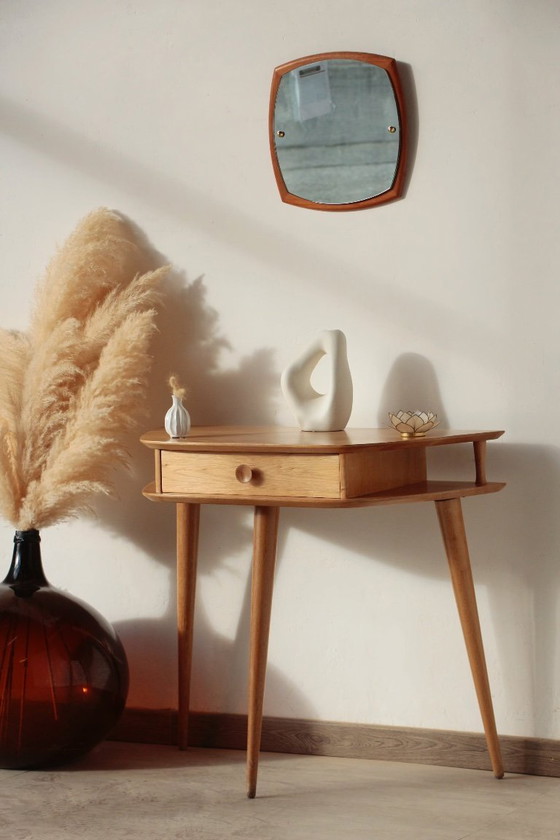 Image 1 of Massief eikenhouten consoletafel met driepootframe – Vintage & gerestaureerd