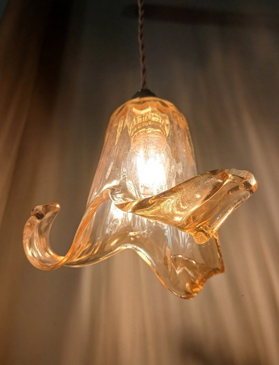 Image 1 of Lampada a sospensione vintage in vetro di Murano dalla delicata forma floreale.