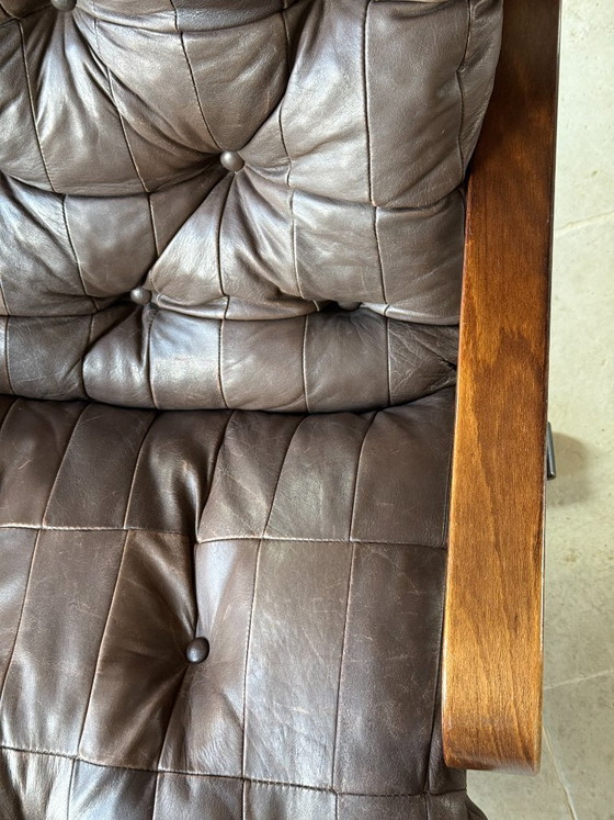Image 1 of Scandinavische fauteuil uit de jaren 70, gemaakt van gebogen gelamineerd hout met een leren zitting.
