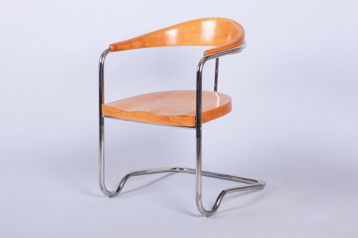 Ce fauteuil Bauhaus élégant provient de Tchécoslovaquie des années 1930 et est une création de l'architecte Ladislav Žák. Le fau