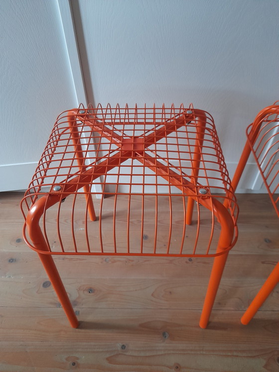 Image 1 of Ein Paar orangefarbene Vasteron-Drahtgitterhocker von Ikea
