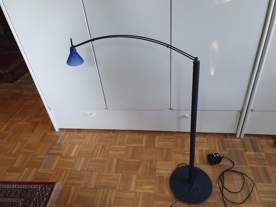 Zeldzame Vintage IKEA Booglamp 'Typ G9206' Met Blauw Geribbelde Matglazen Kap – Jaren '90 – Vloerlampen, Metal (photo 2 of 8)