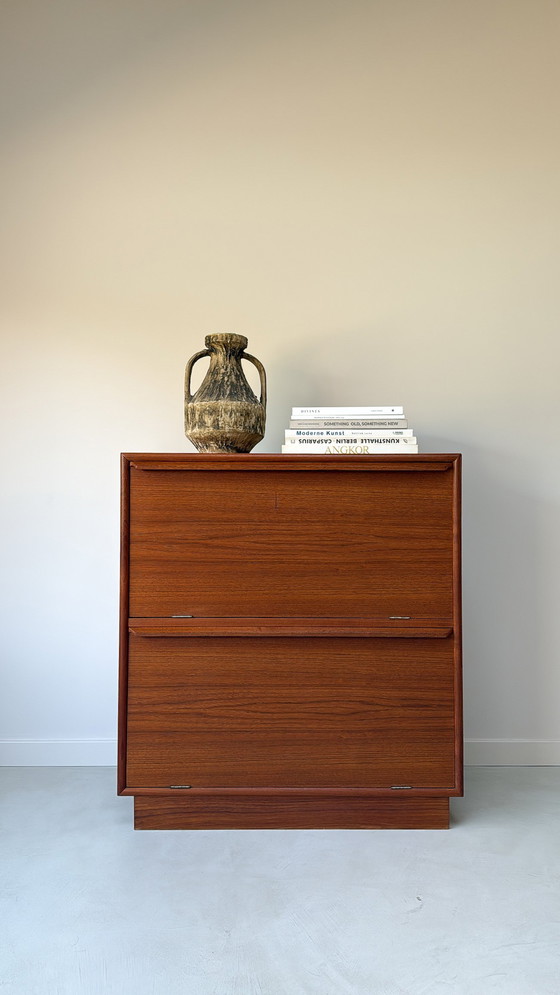 Image 1 of Armario danés antiguo de madera de teca con puertas