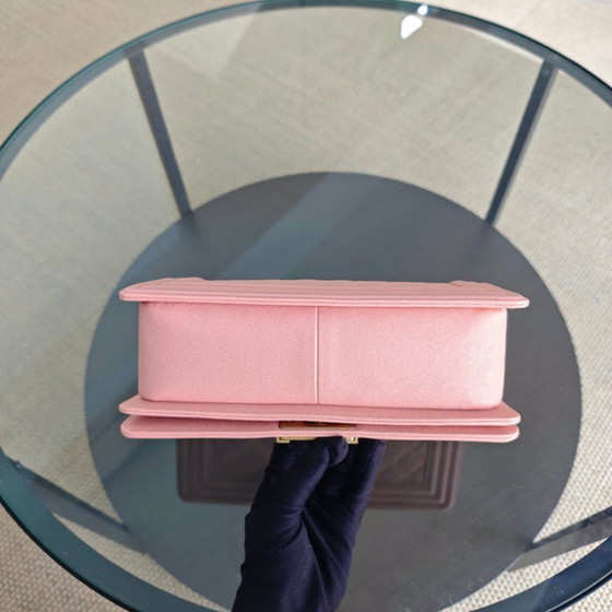Image 1 of Borsa Chanel Boy Medium - Caviar 25 cm trapuntata rosa chiaro con finiture dorate Serie 25