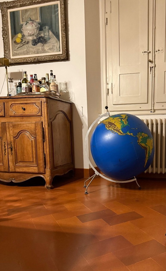 Image 1 of Schul Knickmann, globo fisico gonfiabile a terra su cavalletto, Amburgo, Germania 1950