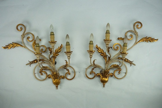 Image 1 of Coppia di grandi lampade da parete floreali in metallo dorato e laccato. Italia anni '60