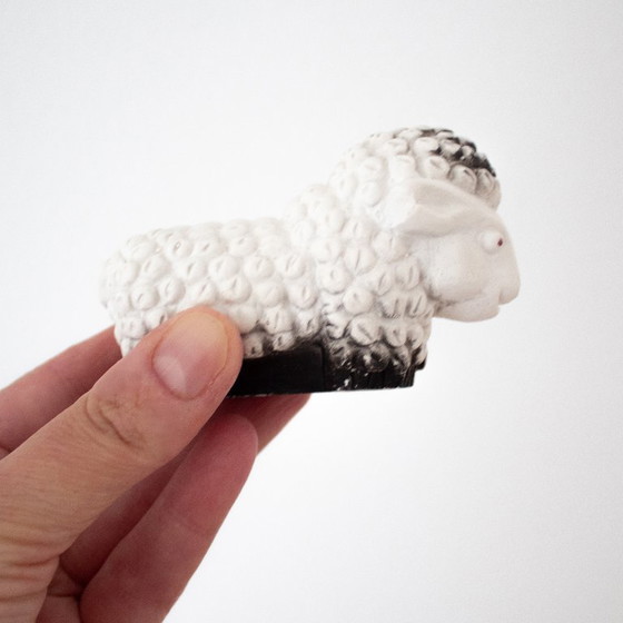Image 1 of Figurine de mouton vintage faite à la main : un design unique et ludique