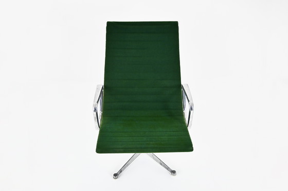 Image 1 of Poltrona verde EA124 di Charles e Ray Eames per Herman Miller, anni &#39;70