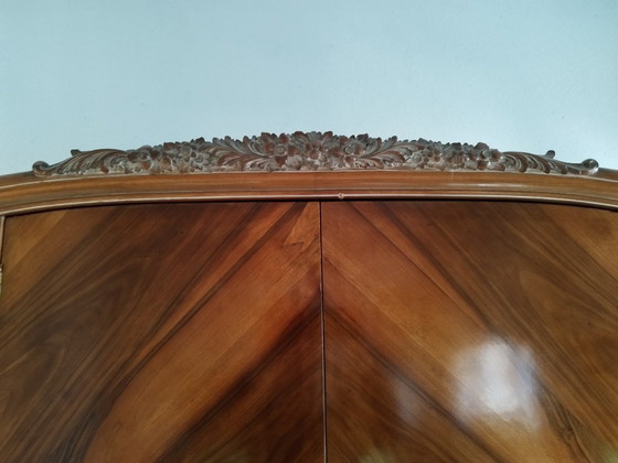 Image 1 of Grande armoire en bois sculpté des années 1950