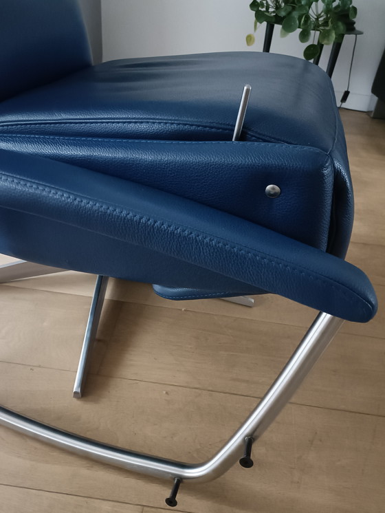 Image 1 of Poltrona relax in pelle blu.