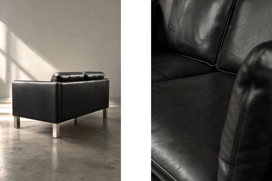 Vintage Deense tweezitsbank van zwart leer uit het midden van de 20e eeuw, Deens modern design, jaren 70 (photo 5 of 24)
