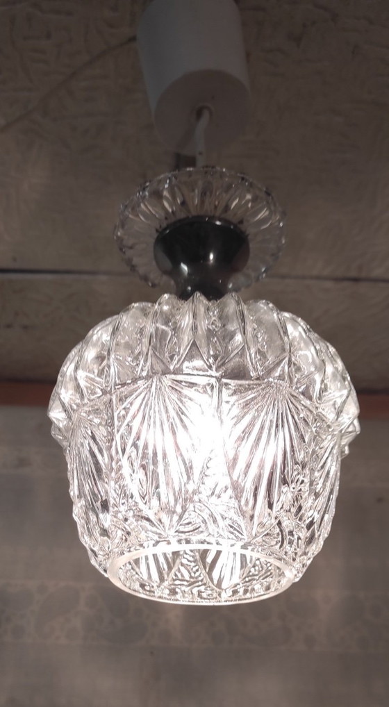 Image 1 of Lampada a sospensione in metallo cromato e vetro modellato - metà del XX secolo