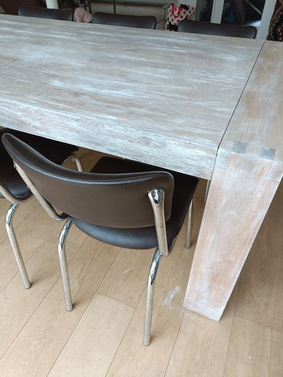 Image 1 of Eettafel van massief hout.