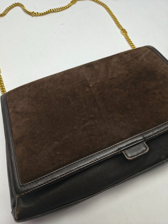 Image 1 of Rara borsa a tracolla vintage Gucci in pelle scamosciata e pelle con catena GG dorata e ciondolo con stemma – Made in Italy