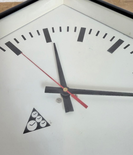 Image 1 of Horloge murale carrée industrielle noire de Pragotron, années 1970