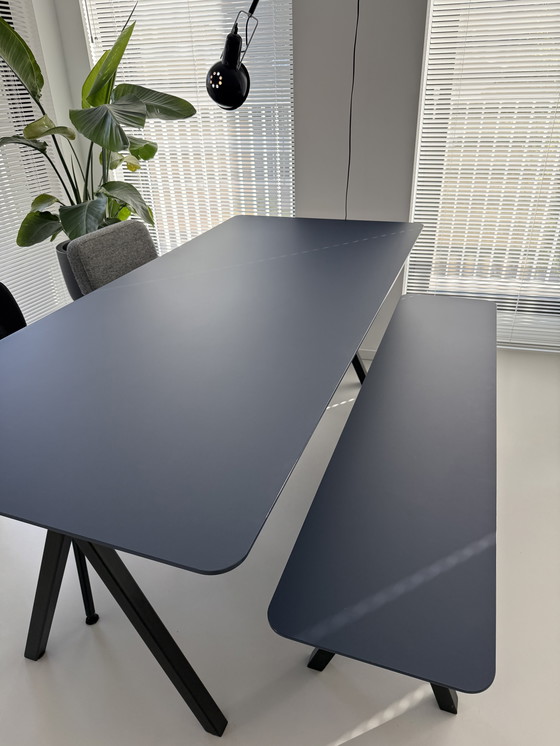 Image 1 of Studio HENK mesa de comedor de diseño - HPL Blu Fes + sillas Kvadrat
