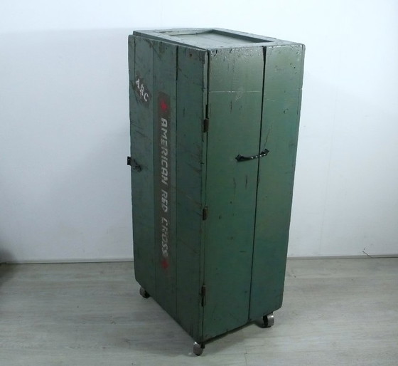 Image 1 of Vintage houten transportkist Amerikaanse Rode Kruis, origineel Shabby jaren 40 omgebouwd als kast op wielen