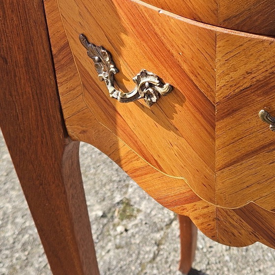 Image 1 of Comodino vintage francese intarsiato - Comodino in marmo e legno - Stile Luigi XV - Anni '70