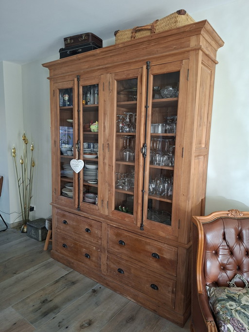 Buffetkast met vitrine deuren