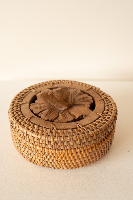 Image 1 of Boîte à bijoux vintage tissée à la main avec couvercle sculpté en bois