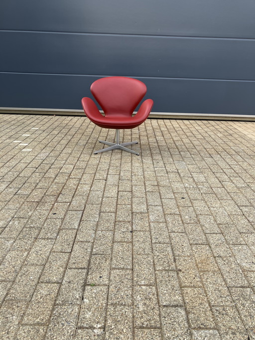 Fritz Hansen Swan chair in Indian Red leather, NEW!!!