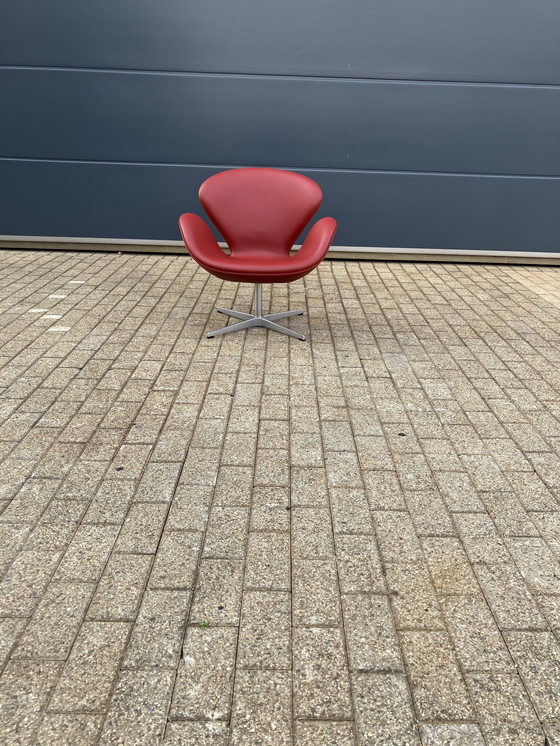 Image 1 of Silla Fritz Hansen Swan en cuero rojo indio, ¡¡¡NUEVA!!!