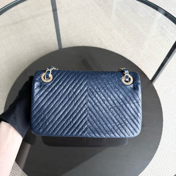 Image 1 of Chanel Seasonal Flap Small - 23CM Surpique CC Herringbone Medallion Flap Chevron Donkerblauw Goudkleurige hardware Serie 21