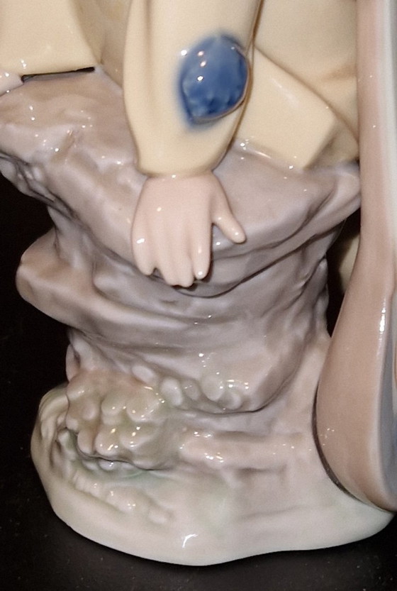 Image 1 of Figura de porcelana Lladro - Pierrot/payaso sentado con mandolina (Wandering Mistrel)