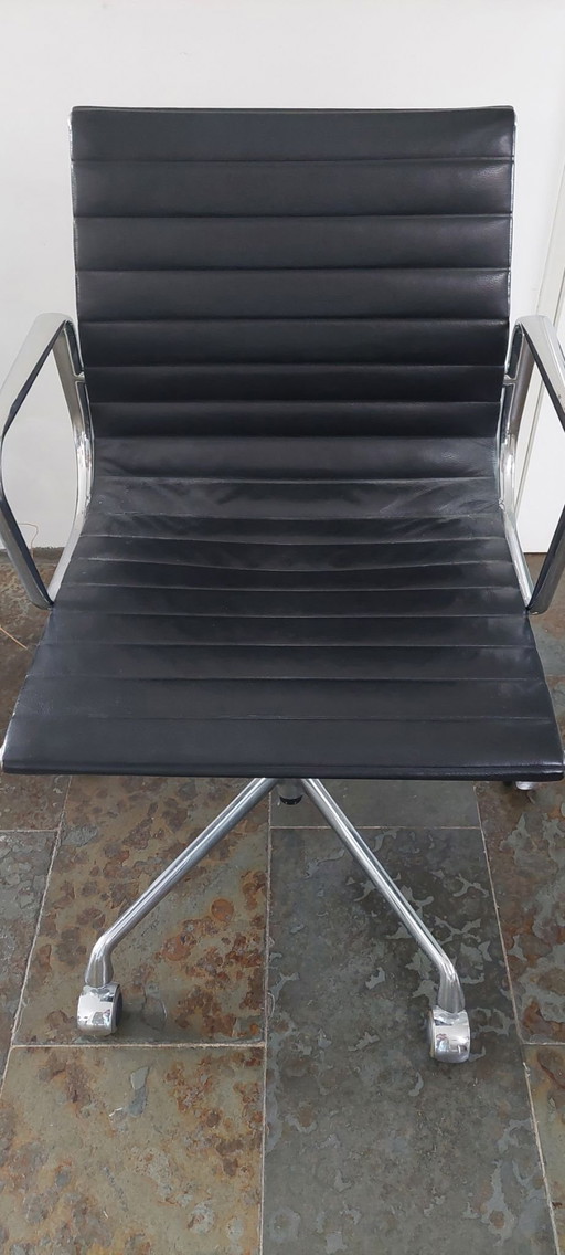 Chaise de bureau Eames Vitra EA 117