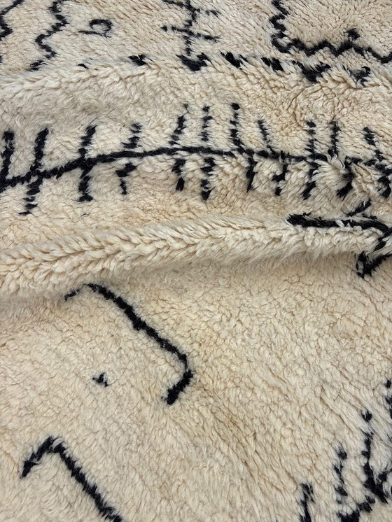 Image 1 of Tapis berbère marocain luxueux en laine 250x350 cm – Tapis berbère blanc et noir – Tapis marocain authentique 