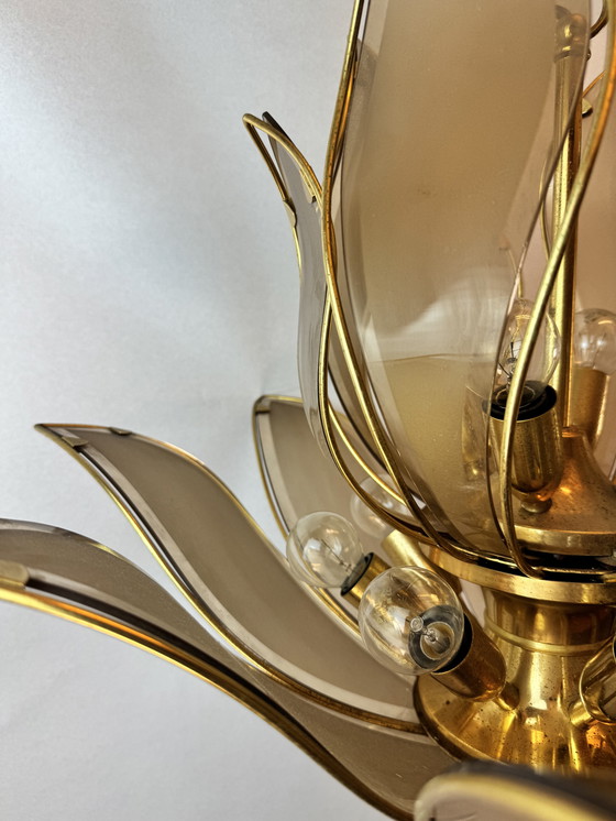 Image 1 of Grande lampada a sospensione "Lotus" d'epoca in vetro fumé e ottone - stile Hollywood Regency