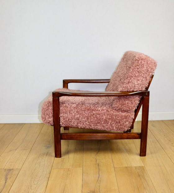 Image 1 of Fauteuil vintage en bois marron, cheveux longs roses, projet Z. Bączyk - 2 exemplaires disponibles
