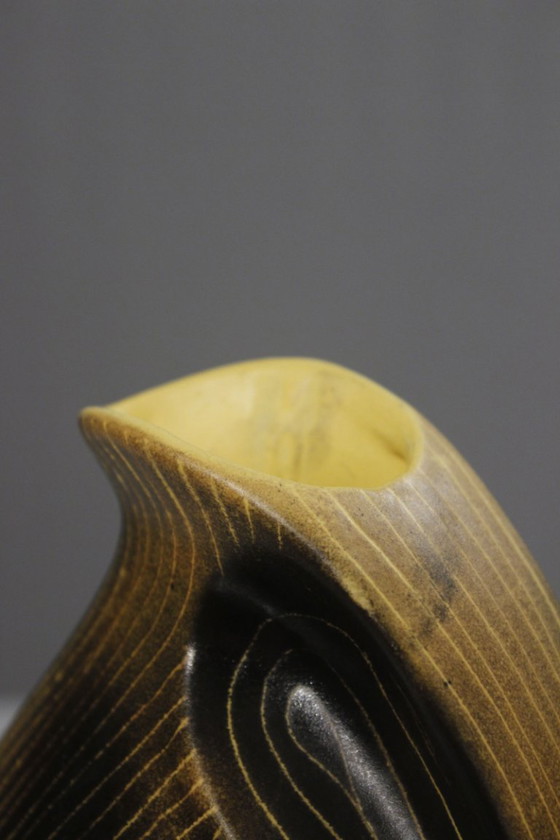 Image 1 of Saint Clément, Francia - Jarra de cerámica, circa 1950, forma irregular, estriada en amarillo y negro.