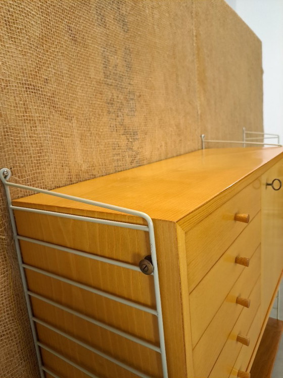 Image 1 of Sistema di parete modulare String con armadio e ripiani