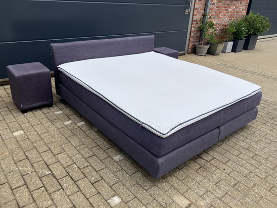 Image 1 of Auping Boxspring 180 x 200 in Topstaat! Incl Auping matras en Emma topper, alles zeer netjes. Incl 2 hockers (nachtkastjes)